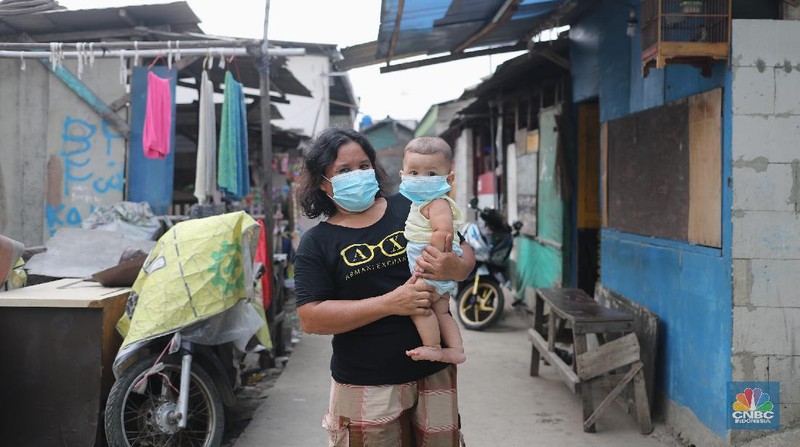 Puluhan warga Rw 04 melakukan lockdown skala kecil di Wilayah Semper, Jakarta, Kamis (3/6/2021). Mengantisipasi penyebaran Virus Covid-19 ketua RW 04 melakukan gerak cepat dengan menutup akses lingkungannya (lockdown).