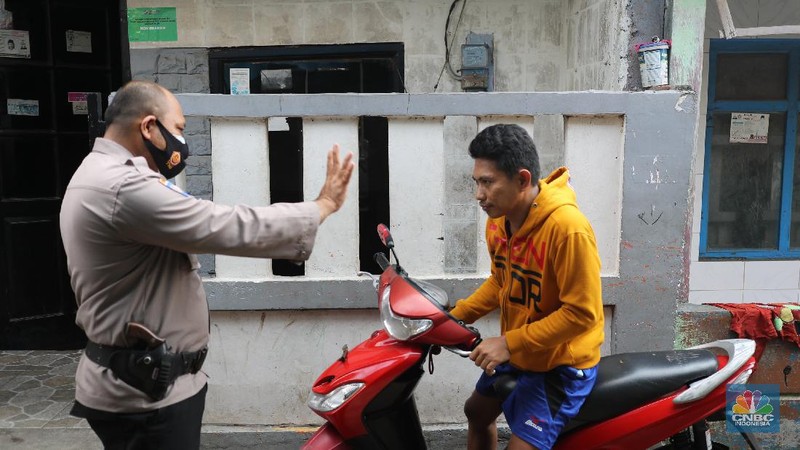 Puluhan warga Rw 04 melakukan lockdown skala kecil di Wilayah Semper, Jakarta, Kamis (3/6/2021). Mengantisipasi penyebaran Virus Covid-19 ketua RW 04 melakukan gerak cepat dengan menutup akses lingkungannya (lockdown).