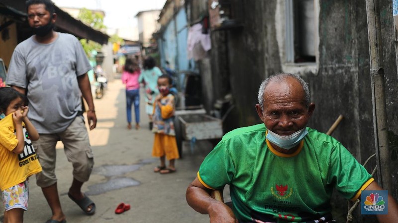Puluhan warga Rw 04 melakukan lockdown skala kecil di Wilayah Semper, Jakarta, Kamis (3/6/2021). Mengantisipasi penyebaran Virus Covid-19 ketua RW 04 melakukan gerak cepat dengan menutup akses lingkungannya (lockdown).