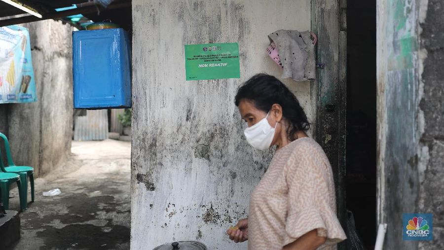 Puluhan warga Rw 04 melakukan lockdown skala kecil di Wilayah Semper, Jakarta, Kamis (3/6/2021). Mengantisipasi penyebaran Virus Covid-19 ketua RW 04 melakukan gerak cepat dengan menutup akses lingkungannya (lockdown).