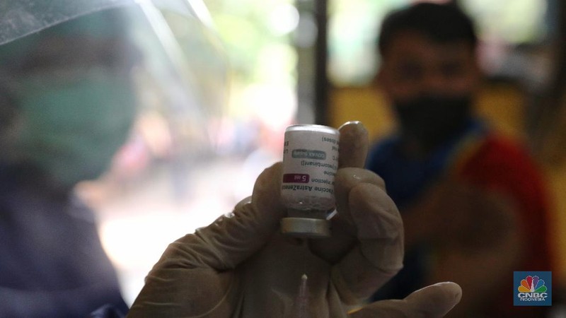 Tenaga kesehatan menyuntikan vaksin kepada warga di MTs As-Syafiiyah, Cilangkap, Jakarta, Kamis (3/6/2021). Vaksinasi massal di zona merah RT 03/ RW 03 Cilangkap akibat klaster halal bi halal itu dilakukan terhadap warga yang telah menjalani tes usap dengan hasil negatif. Vaksinasi diberikan kepada warga yang sebelumnya telah dinyatakan negatif Covid-19 hasil swab PCR. (CNBC Indonesia/Andrean Kristianto)