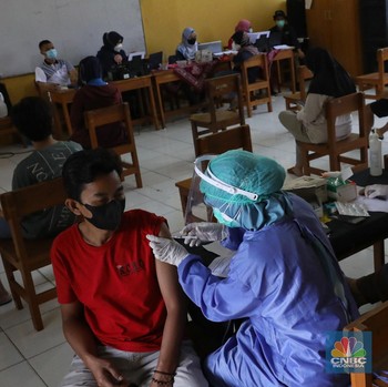 Penampakan Vaksinasi Covid-19 Warga di Zona Merah Cilangkap