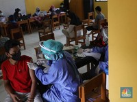 Penampakan Vaksinasi Covid-19 Warga di Zona Merah Cilangkap