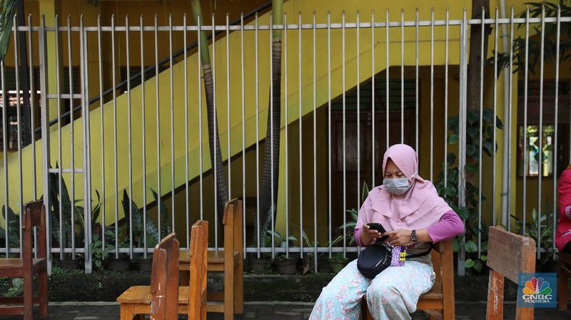 Tenaga kesehatan menyuntikan vaksin kepada warga di MTs As-Syafiiyah, Cilangkap, Jakarta, Kamis (3/6/2021). Vaksinasi massal di zona merah RT 03/ RW 03 Cilangkap akibat klaster halal bi halal itu dilakukan terhadap warga yang telah menjalani tes usap dengan hasil negatif. Vaksinasi diberikan kepada warga yang sebelumnya telah dinyatakan negatif Covid-19 hasil swab PCR. (CNBC Indonesia/Andrean Kristianto)
