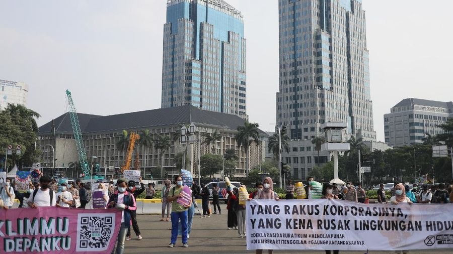 Aktivis melakukan aksi jelang hari Lingkungan Hidup Sedunia pada 5 Juni 2021 besok, Jakarta, Jumat (4/6/2021). (CNBC Indonesia/Tri Susilo)