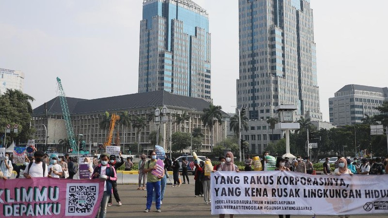 Aktivis melakukan aksi jelang hari Lingkungan Hidup Sedunia pada 5 Juni 2021 besok, Jakarta, Jumat (4/6/2021). (CNBC Indonesia/Tri Susilo)