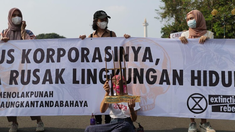 Aktivis melakukan aksi jelang hari Lingkungan Hidup Sedunia pada 5 Juni 2021 besok, Jakarta, Jumat (4/6/2021). (CNBC Indonesia/Tri Susilo)