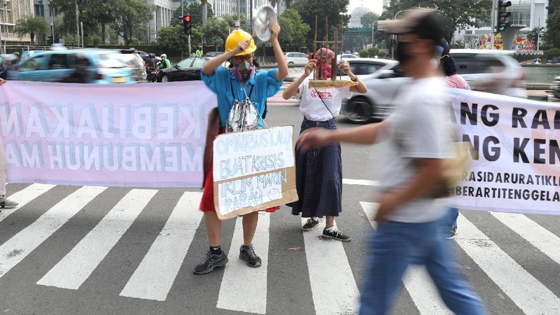 Aktivis melakukan aksi jelang hari Lingkungan Hidup Sedunia pada 5 Juni 2021 besok, Jakarta, Jumat (4/6/2021). (CNBC Indonesia/Tri Susilo)