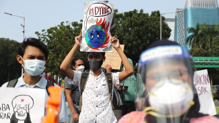 Aktivis melakukan aksi jelang hari Lingkungan Hidup Sedunia pada 5 Juni 2021 besok, Jakarta, Jumat (4/6/2021). (CNBC Indonesia/Tri Susilo)