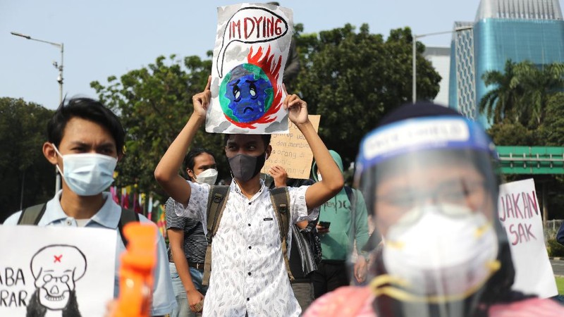 Aktivis melakukan aksi jelang hari Lingkungan Hidup Sedunia pada 5 Juni 2021 besok, Jakarta, Jumat (4/6/2021). (CNBC Indonesia/Tri Susilo)