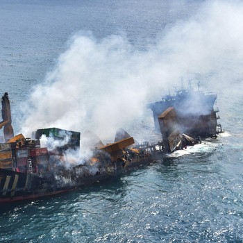Potret Kapal Kargo Kimia Terbakar dan Tenggelam di Sri Lanka