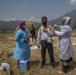 Kasus Covid-19 Meledak, India Nekad Pesan Vaksin Tak Berizin