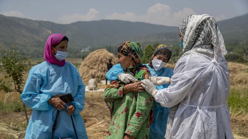 Petugas medis mendatangi rumah warga yang akan di Vaksin di India. (AP/Dar Yasin)