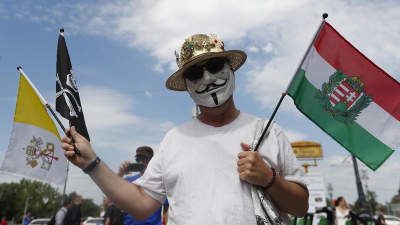 Ribuan orang di Hungaria mekakukan aksi protes menentang rencana pembangunan Universitas China di Budapest pada Sabtu (5/6/2021) waktu setempat. (AP/Laszlo Balogh)