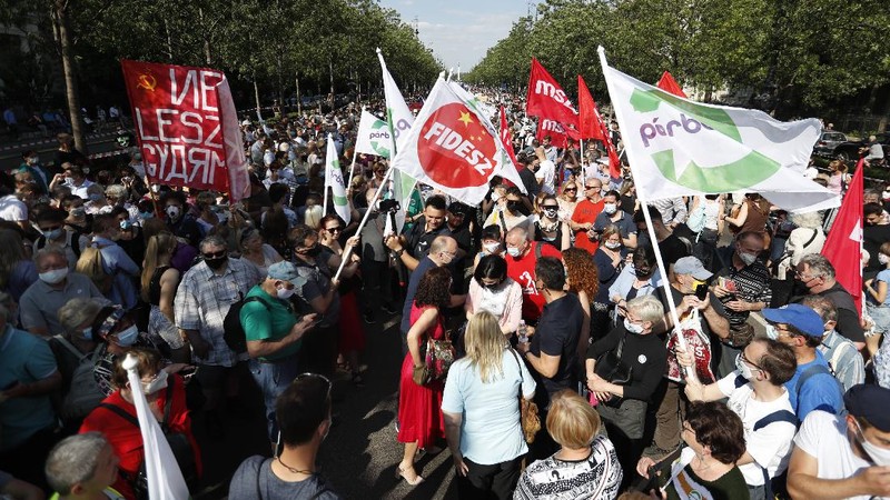 Ribuan orang di Hungaria mekakukan aksi protes menentang rencana pembangunan Universitas China di Budapest pada Sabtu (5/6/2021) waktu setempat. (AP/Laszlo Balogh)