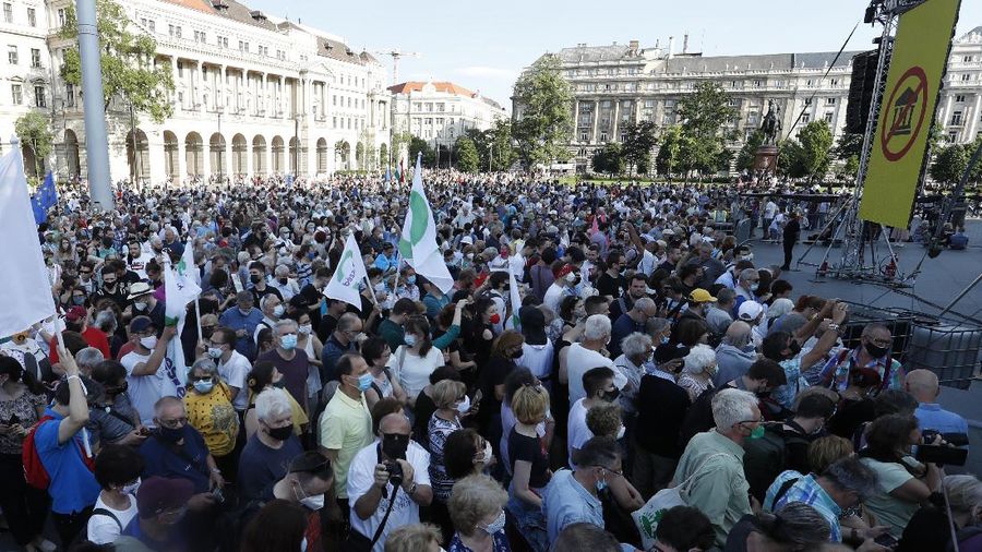Ribuan orang di Hungaria mekakukan aksi protes menentang rencana pembangunan Universitas China di Budapest pada Sabtu (5/6/2021) waktu setempat. (AP/Laszlo Balogh)