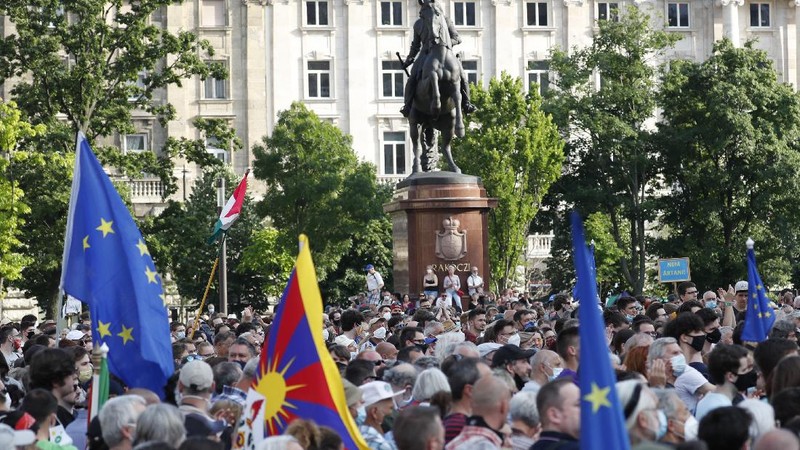 Ribuan orang di Hungaria mekakukan aksi protes menentang rencana pembangunan Universitas China di Budapest pada Sabtu (5/6/2021) waktu setempat. (AP/Laszlo Balogh)