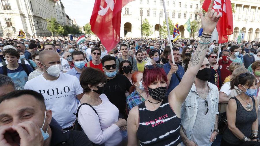 Ribuan orang di Hungaria mekakukan aksi protes menentang rencana pembangunan Universitas China di Budapest pada Sabtu (5/6/2021) waktu setempat. (AP/Laszlo Balogh)