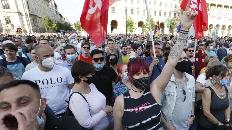 Ribuan orang di Hungaria mekakukan aksi protes menentang rencana pembangunan Universitas China di Budapest pada Sabtu (5/6/2021) waktu setempat. (AP/Laszlo Balogh)