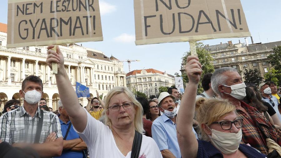 Ribuan orang di Hungaria mekakukan aksi protes menentang rencana pembangunan Universitas China di Budapest pada Sabtu (5/6/2021) waktu setempat. (AP/Laszlo Balogh)