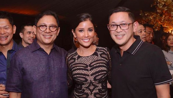 Adrianto Djokosoetono (kanan) dan sang istri artis Titi Rajo Bintang (tengah)/Dok Instagram @titiradjopadmaja
