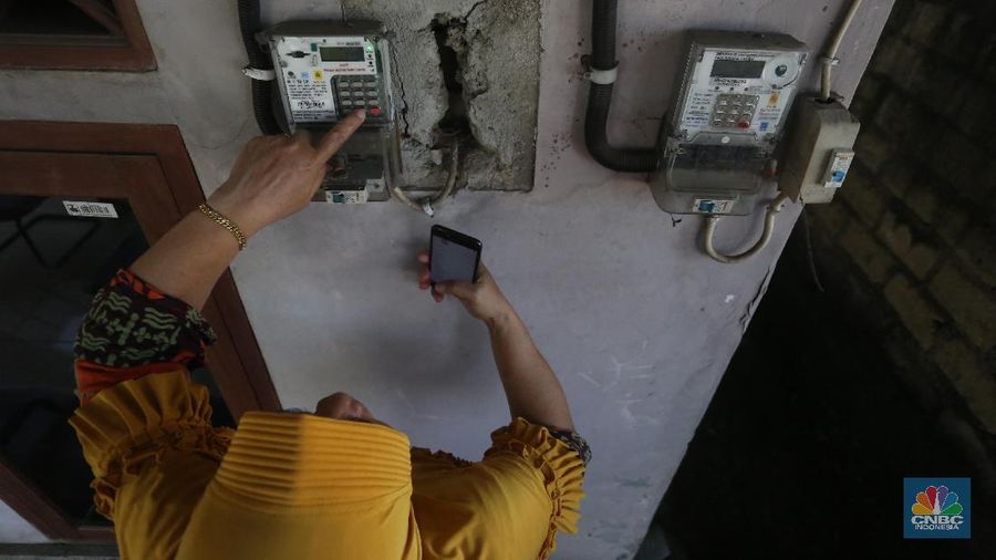 Warga melakukan pengisian token listrik PLN di Depok, Jawa Barat, Senin, 7/6. Pemerintah memutuskan untuk tidak melanjutkan program stimulus berupa diskon tarif tenaga listrik kepada masyarakat dan pelaku usaha yang terdampak pandemi Covid-19 mulai Juli 2021. Sebelumnya pemberian stimulus listrik pada periode April hingga Juni 2021. Sebelumnya diskon tarif sebesar 50% seperti golongan pelanggan 900 VA. Seperti diketahui, stimulus diskon tarif listrik merupakan bagian dalam Penanganan Covid-19 dan Pemulihan Ekonomi Nasional (PCPEN) dan masuk dalam sektor Perlindungan Sosial (Perlinsos) yang merupakan program lanjutan dari 2020. (CNBC Indonesia/ Muhammad Sabki)