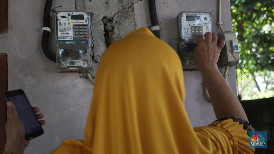 Warga melakukan pengisian token listrik PLN di Depok, Jawa Barat, Senin, 7/6. Pemerintah memutuskan untuk tidak melanjutkan program stimulus berupa diskon tarif tenaga listrik kepada masyarakat dan pelaku usaha yang terdampak pandemi Covid-19 mulai Juli 2021. Sebelumnya pemberian stimulus listrik pada periode April hingga Juni 2021. Sebelumnya diskon tarif sebesar 50% seperti golongan pelanggan 900 VA. Seperti diketahui, stimulus diskon tarif listrik merupakan bagian dalam Penanganan Covid-19 dan Pemulihan Ekonomi Nasional (PCPEN) dan masuk dalam sektor Perlindungan Sosial (Perlinsos) yang merupakan program lanjutan dari 2020.  (CNBC Indonesia/ Muhammad Sabki)