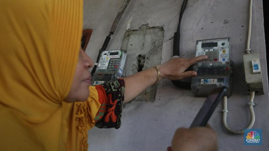 Warga melakukan pengisian token listrik PLN di Depok, Jawa Barat, Senin, 7/6. Pemerintah memutuskan untuk tidak melanjutkan program stimulus berupa diskon tarif tenaga listrik kepada masyarakat dan pelaku usaha yang terdampak pandemi Covid-19 mulai Juli 2021. Sebelumnya pemberian stimulus listrik pada periode April hingga Juni 2021. Sebelumnya diskon tarif sebesar 50% seperti golongan pelanggan 900 VA. Seperti diketahui, stimulus diskon tarif listrik merupakan bagian dalam Penanganan Covid-19 dan Pemulihan Ekonomi Nasional (PCPEN) dan masuk dalam sektor Perlindungan Sosial (Perlinsos) yang merupakan program lanjutan dari 2020.  (CNBC Indonesia/ Muhammad Sabki)