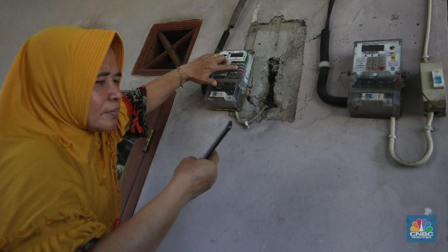 Warga melakukan pengisian token listrik PLN di Depok, Jawa Barat, Senin, 7/6. Pemerintah memutuskan untuk tidak melanjutkan program stimulus berupa diskon tarif tenaga listrik kepada masyarakat dan pelaku usaha yang terdampak pandemi Covid-19 mulai Juli 2021. Sebelumnya pemberian stimulus listrik pada periode April hingga Juni 2021. Sebelumnya diskon tarif sebesar 50% seperti golongan pelanggan 900 VA. Seperti diketahui, stimulus diskon tarif listrik merupakan bagian dalam Penanganan Covid-19 dan Pemulihan Ekonomi Nasional (PCPEN) dan masuk dalam sektor Perlindungan Sosial (Perlinsos) yang merupakan program lanjutan dari 2020.  (CNBC Indonesia/ Muhammad Sabki)