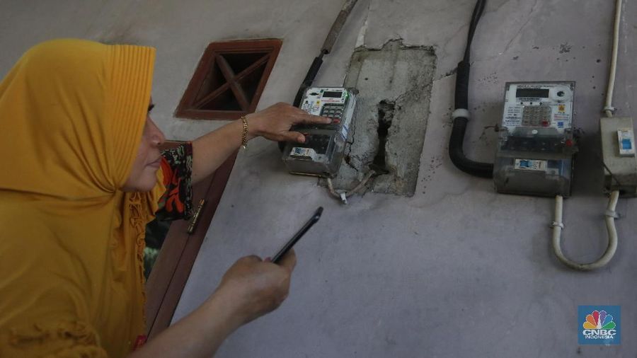 Warga melakukan pengisian token listrik PLN di Depok, Jawa Barat, Senin, 7/6. Pemerintah memutuskan untuk tidak melanjutkan program stimulus berupa diskon tarif tenaga listrik kepada masyarakat dan pelaku usaha yang terdampak pandemi Covid-19 mulai Juli 2021. Sebelumnya pemberian stimulus listrik pada periode April hingga Juni 2021. Sebelumnya diskon tarif sebesar 50% seperti golongan pelanggan 900 VA. Seperti diketahui, stimulus diskon tarif listrik merupakan bagian dalam Penanganan Covid-19 dan Pemulihan Ekonomi Nasional (PCPEN) dan masuk dalam sektor Perlindungan Sosial (Perlinsos) yang merupakan program lanjutan dari 2020.  (CNBC Indonesia/ Muhammad Sabki)