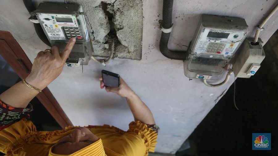 Warga melakukan pengisian token listrik PLN di Depok, Jawa Barat, Senin, 7/6. Pemerintah memutuskan untuk tidak melanjutkan program stimulus berupa diskon tarif tenaga listrik kepada masyarakat dan pelaku usaha yang terdampak pandemi Covid-19 mulai Juli 2021. Sebelumnya pemberian stimulus listrik pada periode April hingga Juni 2021. Sebelumnya diskon tarif sebesar 50% seperti golongan pelanggan 900 VA. Seperti diketahui, stimulus diskon tarif listrik merupakan bagian dalam Penanganan Covid-19 dan Pemulihan Ekonomi Nasional (PCPEN) dan masuk dalam sektor Perlindungan Sosial (Perlinsos) yang merupakan program lanjutan dari 2020.  (CNBC Indonesia/ Muhammad Sabki)
