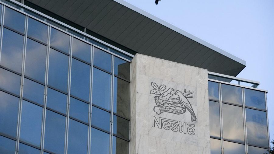 **ARCHIV** Die Nestle-Zentrale in Vevey, Schweiz fotografiert am 10. November 2005. Das Unternehmen gibt am Donnerstag 19. Februar 2009 in Vevey Bilanzzahlen bekannt.  (AP Photo/fls/Keystone/Martin Ruetschi) **FILES---The logo of the company Nestle Switzerland on the headquarter in Vevey, November 10, 2005. (AP Photo/Keystone/fls/Martin Ruetschi)