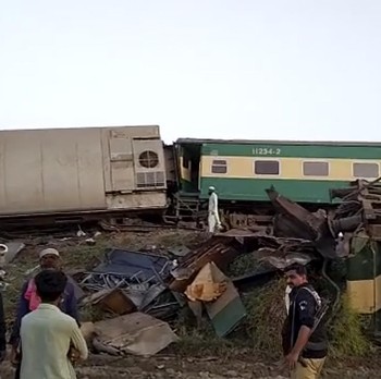 Potret Tabrakan Maut Kereta Api Pakistan, 30 Orang Tewas