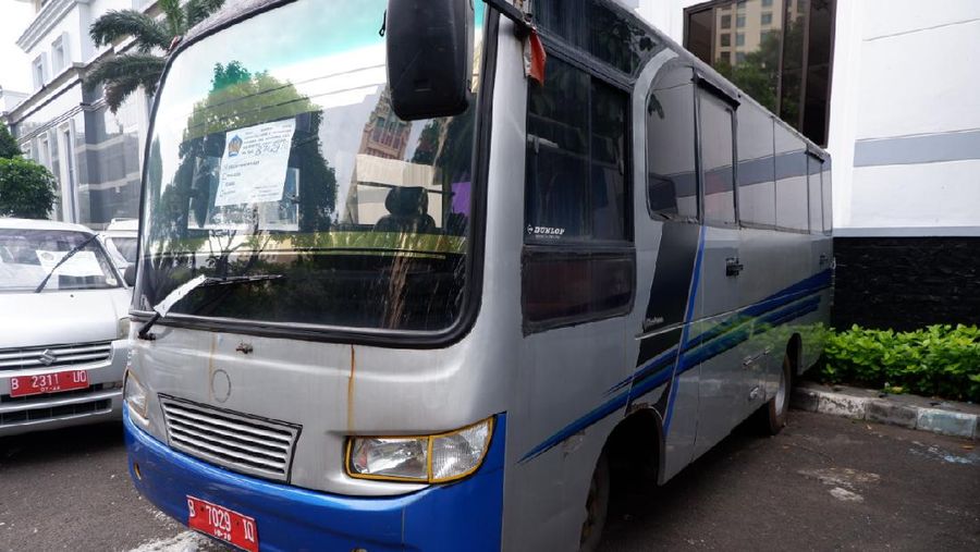 Mobil Lelang BC Priok, KIA Rio.
Nilai Limit:

Rp. 112.542.429
Lot 75. KIA Rio, No.Rangka : KNADN512ME6473240, No.Mesin : G4FA ES803651, Automatic, Merah, 2014 , Tahun : 2014
Warna : Merah
Nomor Rangka : KNADN512ME6473240
Nomor Mesin : G4FA ES803651
Lokasi : TPP PT.Layanan Lancar Lintas Logistindo, KBN Marunda, Jakarta Utara
Jaminan	Rp. 45.000.000
Batas Akhir Jaminan	8 Juni 2021
Batas Akhir Penawaran	9 Juni 2021 jam 10:00 WIB
Penyelenggara	KPKNL Jakarta II
Kode Lot Lelang	LKDPYR (Dok. lelang.go.id)