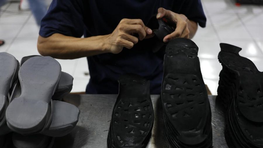 Pekerja menyelesaikan pembuatan sepatu gunung di workshop sepatu gunung mokzhaware di kawasan Pondok Aren, Tangerang Selatan, Senin (7/6/2021). Bahan yang digunakan terbuat dari bahan baku kulit Nubuck. Dalam sehari pabrik ini bisa memproduksi 50 pasang sepatu. Usmar Ismail (42) mendirikan sebuah brand lokal di bidang fashion sepatu sekitar tahun 2016 lalu. Ada tiga hal penting yang harus diperhatikan para pengusaha untuk bisa bertahan di tengah pandemi covid-19, yang pertama adalah terus melakukan inovasi dan tanggap terhadap kebutuhan market online,