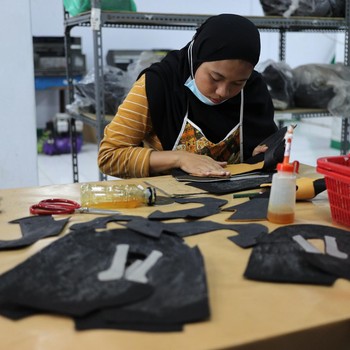 Pabrik Sepatu yang Masih Bertahan di Tengah Hantaman Covid-19