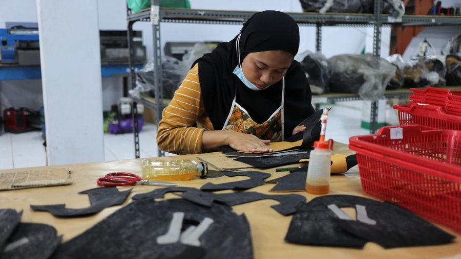 Pekerja menyelesaikan pembuatan sepatu gunung di workshop sepatu gunung mokzhaware di kawasan Pondok Aren, Tangerang Selatan, Senin (7/6/2021). Bahan yang digunakan terbuat dari bahan baku kulit Nubuck. Dalam sehari pabrik ini bisa memproduksi 50 pasang sepatu. Usmar Ismail (42) mendirikan sebuah brand lokal di bidang fashion sepatu sekitar tahun 2016 lalu. Ada tiga hal penting yang harus diperhatikan para pengusaha untuk bisa bertahan di tengah pandemi covid-19, yang pertama adalah terus melakukan inovasi dan tanggap terhadap kebutuhan market online,