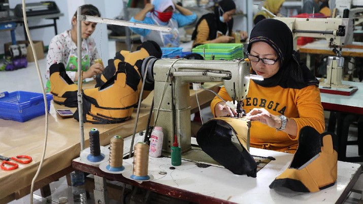 Pekerja menyelesaikan pembuatan sepatu gunung di workshop sepatu gunung mokzhaware di kawasan Pondok Aren, Tangerang Selatan, Senin (7/6/2021). Bahan yang digunakan terbuat dari bahan baku kulit Nubuck. Dalam sehari pabrik ini bisa memproduksi 50 pasang sepatu. Usmar Ismail (42) mendirikan sebuah brand lokal di bidang fashion sepatu sekitar tahun 2016 lalu. Ada tiga hal penting yang harus diperhatikan para pengusaha untuk bisa bertahan di tengah pandemi covid-19, yang pertama adalah terus melakukan inovasi dan tanggap terhadap kebutuhan market online,