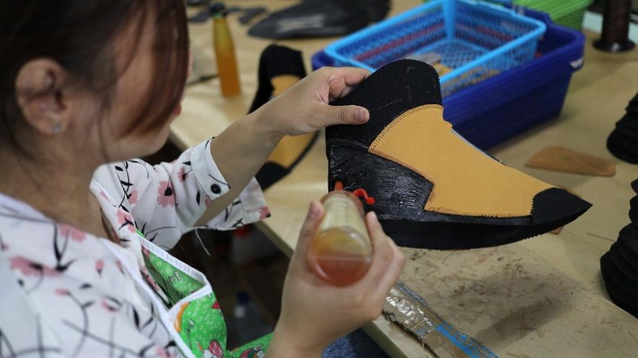Pabrik Sepatu Pekerja menyelesaikan pembuatan sepatu gunung di workshop sepatu gunung mokzhaware di kawasan Pondok Aren, Tangerang Selatan, Senin (7/6/2021). Bahan yang digunakan terbuat dari bahan baku kulit Nubuck. Dalam sehari pabrik ini bisa memproduksi 50 pasang sepatu. Usmar Ismail (42) mendirikan sebuah brand lokal di bidang fashion sepatu sekitar tahun 2016 lalu. Ada tiga hal penting yang harus diperhatikan para pengusaha untuk bisa bertahan di tengah pandemi covid-19, yang pertama adalah terus melakukan inovasi dan tanggap terhadap kebutuhan market online,