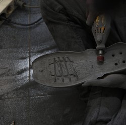 Mengerikan! 'Tsunami' PHK Hantui Pabrik Sepatu, Ini Buktinya