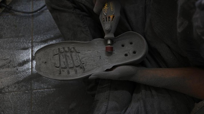 Pabrik Sepatu Pekerja menyelesaikan pembuatan sepatu gunung di workshop sepatu gunung mokzhaware di kawasan Pondok Aren, Tangerang Selatan, Senin (7/6/2021). Bahan yang digunakan terbuat dari bahan baku kulit Nubuck. Dalam sehari pabrik ini bisa memproduksi 50 pasang sepatu. Usmar Ismail (42) mendirikan sebuah brand lokal di bidang fashion sepatu sekitar tahun 2016 lalu. Ada tiga hal penting yang harus diperhatikan para pengusaha untuk bisa bertahan di tengah pandemi covid-19, yang pertama adalah terus melakukan inovasi dan tanggap terhadap kebutuhan market online,