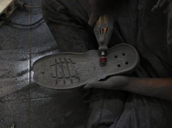 Hampir Kelelep, Pabrik Sepatu Minta Izin Pangkas Jam Kerja