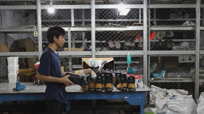 Pekerja menyelesaikan pembuatan sepatu gunung di workshop sepatu gunung mokzhaware di kawasan Pondok Aren, Tangerang Selatan, Senin (7/6/2021). Bahan yang digunakan terbuat dari bahan baku kulit Nubuck. Dalam sehari pabrik ini bisa memproduksi 50 pasang sepatu. Usmar Ismail (42) mendirikan sebuah brand lokal di bidang fashion sepatu sekitar tahun 2016 lalu. Ada tiga hal penting yang harus diperhatikan para pengusaha untuk bisa bertahan di tengah pandemi covid-19, yang pertama adalah terus melakukan inovasi dan tanggap terhadap kebutuhan market online,