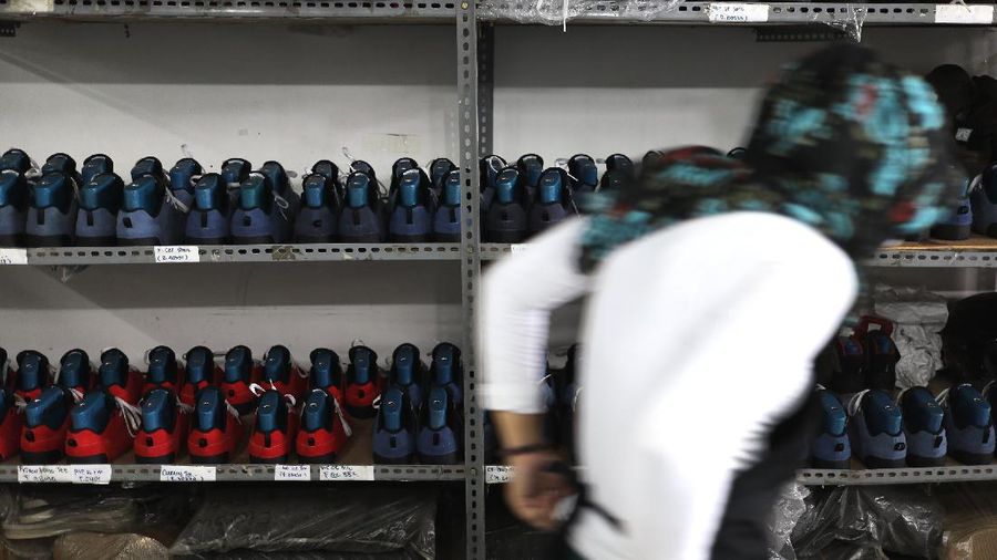 Pekerja menyelesaikan pembuatan sepatu gunung di workshop sepatu gunung mokzhaware di kawasan Pondok Aren, Tangerang Selatan, Senin (7/6/2021). Bahan yang digunakan terbuat dari bahan baku kulit Nubuck. Dalam sehari pabrik ini bisa memproduksi 50 pasang sepatu. Usmar Ismail (42) mendirikan sebuah brand lokal di bidang fashion sepatu sekitar tahun 2016 lalu. Ada tiga hal penting yang harus diperhatikan para pengusaha untuk bisa bertahan di tengah pandemi covid-19, yang pertama adalah terus melakukan inovasi dan tanggap terhadap kebutuhan market online,