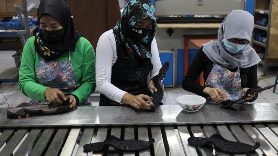 Pekerja menyelesaikan pembuatan sepatu gunung di workshop sepatu gunung mokzhaware di kawasan Pondok Aren, Tangerang Selatan, Senin (7/6/2021). Bahan yang digunakan terbuat dari bahan baku kulit Nubuck. Dalam sehari pabrik ini bisa memproduksi 50 pasang sepatu. Usmar Ismail (42) mendirikan sebuah brand lokal di bidang fashion sepatu sekitar tahun 2016 lalu. Ada tiga hal penting yang harus diperhatikan para pengusaha untuk bisa bertahan di tengah pandemi covid-19, yang pertama adalah terus melakukan inovasi dan tanggap terhadap kebutuhan market online,
