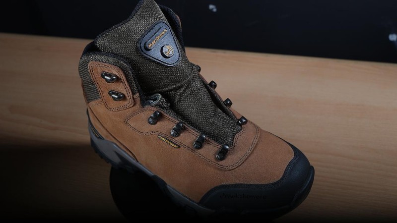 Pekerja menyelesaikan pembuatan sepatu gunung di workshop sepatu gunung mokzhaware di kawasan Pondok Aren, Tangerang Selatan, Senin (7/6/2021). Bahan yang digunakan terbuat dari bahan baku kulit Nubuck. Dalam sehari pabrik ini bisa memproduksi 50 pasang sepatu. Usmar Ismail (42) mendirikan sebuah brand lokal di bidang fashion sepatu sekitar tahun 2016 lalu. Ada tiga hal penting yang harus diperhatikan para pengusaha untuk bisa bertahan di tengah pandemi covid-19, yang pertama adalah terus melakukan inovasi dan tanggap terhadap kebutuhan market online,