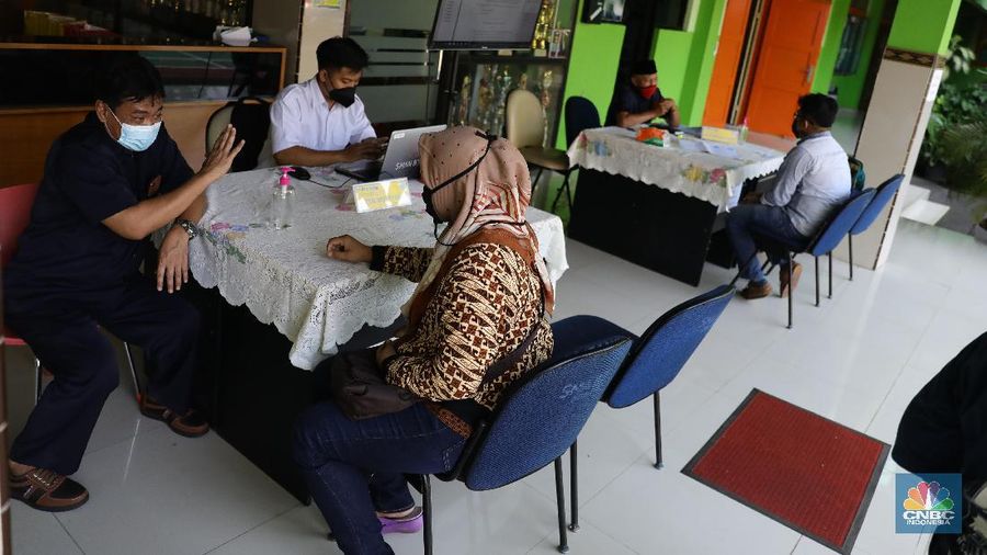 Orang tua murid mencari informasi pengajuan akun untuk mengikuti proses penerimaan Peserta Didik Baru (PPDB) Tahun Pelajaran 2021/2022 di Sekolah SMA Negeri 87 Jakarta, Senin (7/6). Proses penerimaan Peserta Didik Baru (PPDB) Tahun Pelajaran 2021/2022 di DKI Jakarta yang mulai dibuka sejak hari ini, Senin (7/6). Pada tahun ini, ada empat jalur pendaftaran yang dibuka meliputi jalur prestasi, afirmasi, zonasi, perpindahan tugas orang tua dan anak guru. Pada hari ini 7 Juni hingga 9 Juni 2021 PPDB dibuka khusus untuk jalur prestasi. Persyaratan PPDB Jakarta 2021 adalah ketentuan yang mewajibkan bahwa sekolah-sekolah negeri atau milik pemerintah yang ada di wilayah DKI Jakarta, hanya boleh menerima siswa yang terdaftar di Kartu Keluarga (KK) yang diterbitkan oleh Dinas Catatan Sipil dan Kependudukan Provinsi DKI Jakarta. Aturan ini PPDB DKI Jakarta 2021 juga telah diundangkan pada tanggal yang sama, dan dicatatkan dalam Berita Daerah Provinsi DKI Jakarta Tahun 2021 nomor 55005.
Pada pasal 1 ayat (11) Pergub No 32 Tahun 2021 tersebut meyebutkan, 