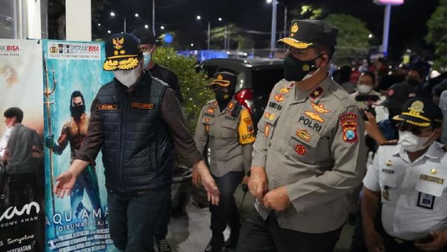 Wagub dan Kapolda Jatim melihat situasi swab di Suramadu (Foto: Esti Widiyana/detikcom)