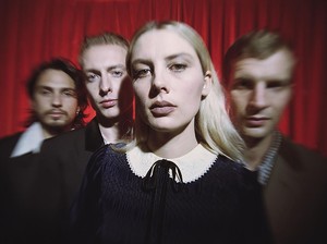 Video Pertama Kali Nonton Konser Wolf Alice: Mellow Sampai Loncat-loncat