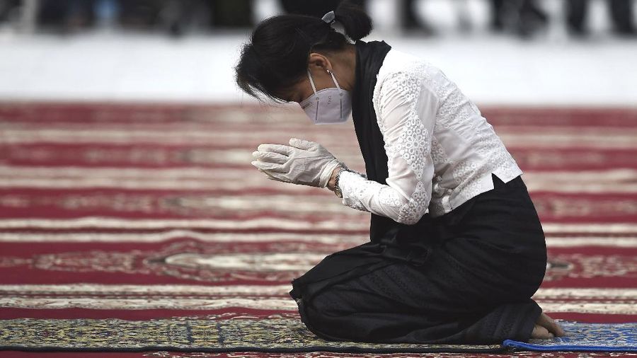 Myanmar leader Aung San Suu Kyi wearing face mask prays at the tomb of her late father and Myanmar's independence hero Gen. Aung San during a ceremony to mark the 73rd anniversary of his 1947 assassination, at the Martyrs' Mausoleum Sunday, July 19, 2020, in Yangon, Myanmar. The country's Independence hero Gen. Aung San and his cabinet were gunned down in 1947. (Ye Aung Thu/Pool Photo via AP)